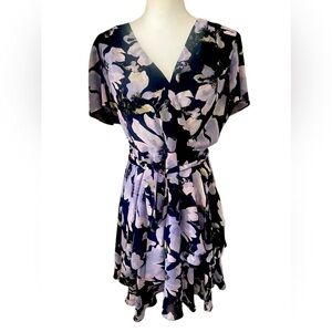 Tahari ladies dress size 10 very good condition zipper back has a tie waist.